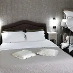 Domus Michaeli Perfetto Per Famiglie E Gruppi Confortevoli Vicino Agli Scavi E Al Centro Bed & Breakfast